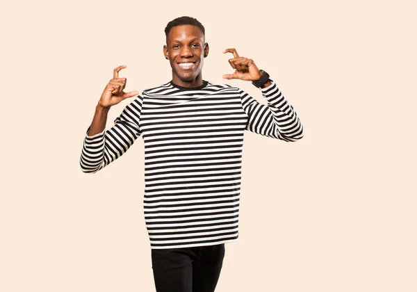 Jonge Afro Amerikaanse Zwarte Man Inlijsten Schetsen Van Eigen Glimlach — Stockfoto