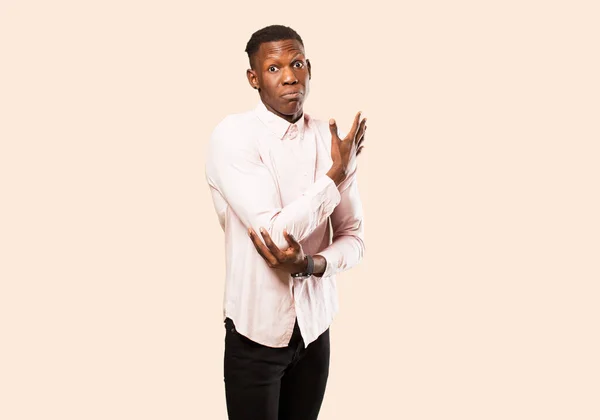 Молодий Афроамериканський Чорний Чоловік Відчуває Себе Збентеженим Безглуздим Задаючись Питанням — стокове фото