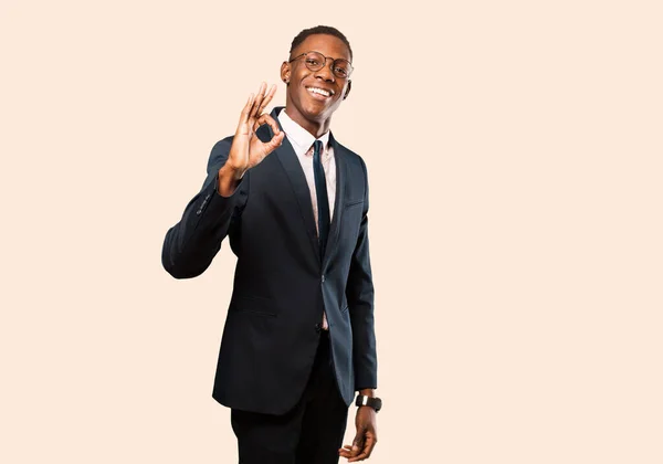 Африканский Американский Бизнесмен Чувствует Себя Счастливым Расслабленным Удовлетворенным Показывая Одобрение — стоковое фото