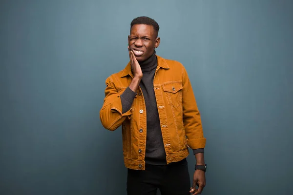 Молодий Афроамериканський Чорний Чоловік Тримає Щоку Страждає Болючим Зубним Болем — стокове фото