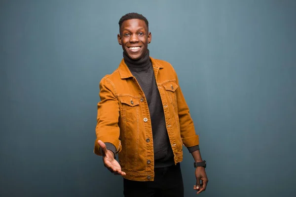 Młody Afroamerykanin Czarny Człowiek Uśmiecha Się Wygląda Szczęśliwy Pewny Siebie — Zdjęcie stockowe