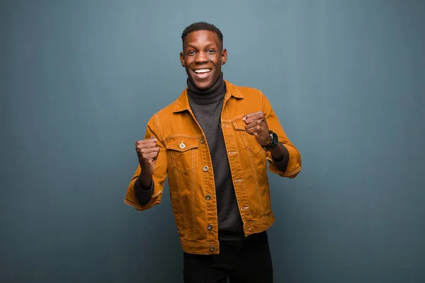 Молодий Афроамериканський Чорний Чоловік Відчуває Себе Щасливим Позитивним Успішним Святкуючи — стокове фото