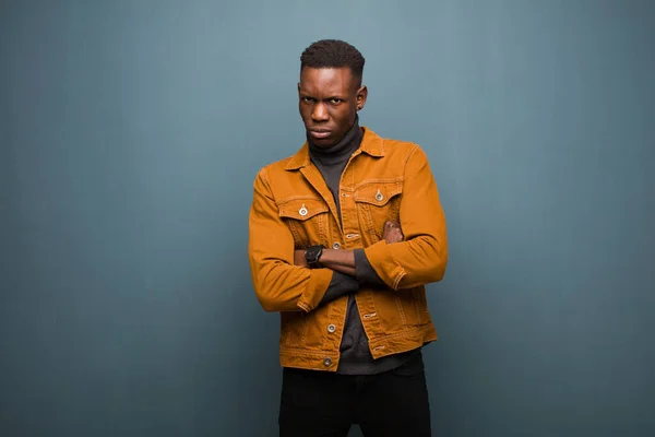 Молодий Афроамериканський Чорний Чоловік Відчуває Себе Незадоволеним Розчарованим Виглядає Серйозно — стокове фото