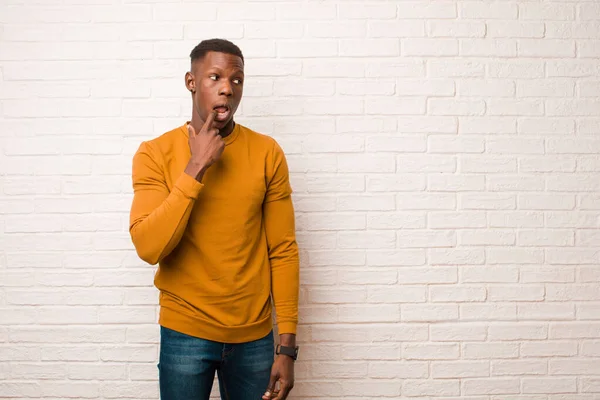 Junger Afrikanisch Amerikanischer Schwarzer Mann Mit Überraschtem Nervösem Besorgtem Oder — Stockfoto