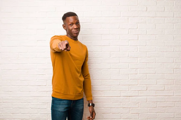 Junger Afrikanisch Amerikanischer Schwarzer Mann Zeigt Mit Einem Zufriedenen Selbstbewussten — Stockfoto