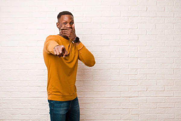 Молодий Афроамериканський Чорний Чоловік Сміється Над Вами Вказуючи Камеру Сміючись — стокове фото