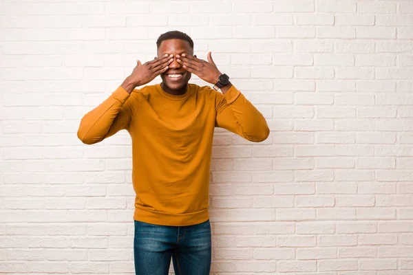 Jovem Negro Afro Americano Sorrindo Sentindo Feliz Cobrindo Olhos Com — Fotografia de Stock