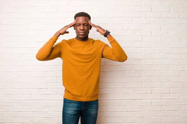 Junger Afrikanisch Amerikanischer Schwarzer Mann Der Konzentriert Nachdenklich Und Inspiriert — Stockfoto