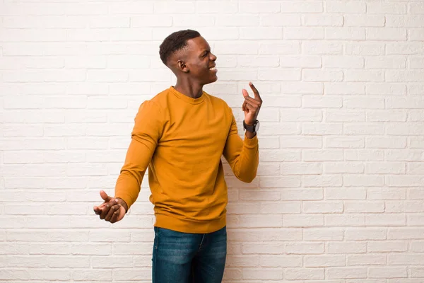 Молодой Афроамериканец Улыбается Чувствует Себя Беззаботным Расслабленным Счастливым Танцует Слушает — стоковое фото