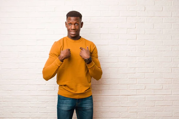 Junger Afrikanisch Amerikanischer Schwarzer Mann Der Sich Glücklich Überrascht Und — Stockfoto