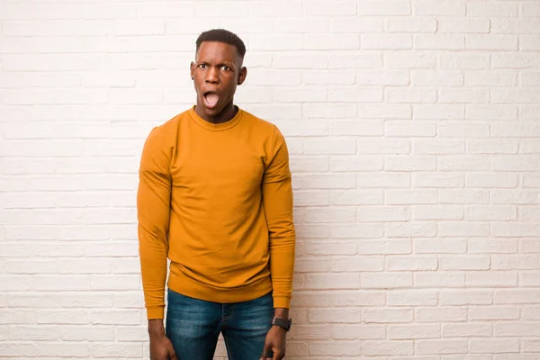 Junger Afrikanisch Amerikanischer Schwarzer Mann Sieht Sehr Schockiert Oder Überrascht — Stockfoto