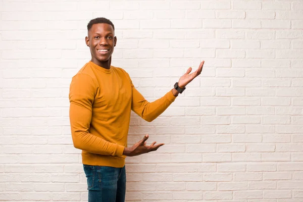 Jovem Negro Afro Americano Sorrindo Orgulhosa Confiantemente Sentindo Feliz Satisfeito — Fotografia de Stock