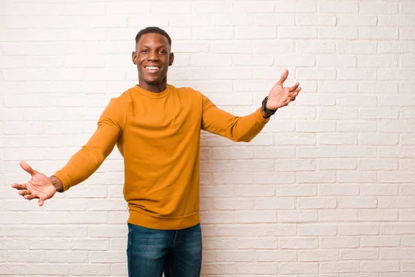 Νεαρός Αφροαμερικανός Μαύρος Άντρας Χαμογελά Χαρωπά Δίνοντας Μια Ζεστή Φιλική — Φωτογραφία Αρχείου