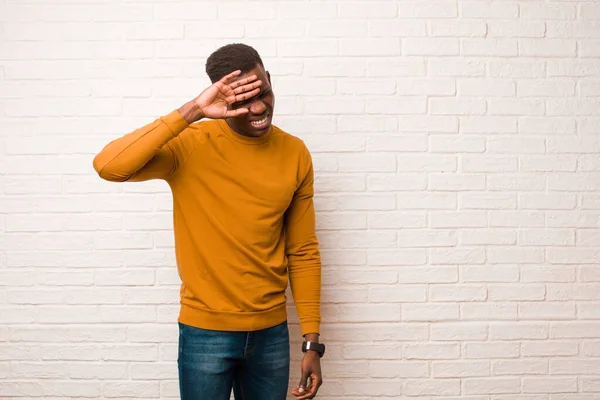 Hombre Negro Afroamericano Joven Mirando Estresado Cansado Frustrado Secando Sudor —  Fotos de Stock