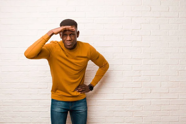 Jeune Homme Noir Afro Américain Regardant Perplexe Étonné Avec Main — Photo