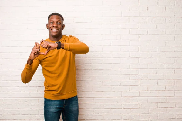 Junger Afrikanisch Amerikanischer Schwarzer Mann Lächelt Und Fühlt Sich Glücklich — Stockfoto