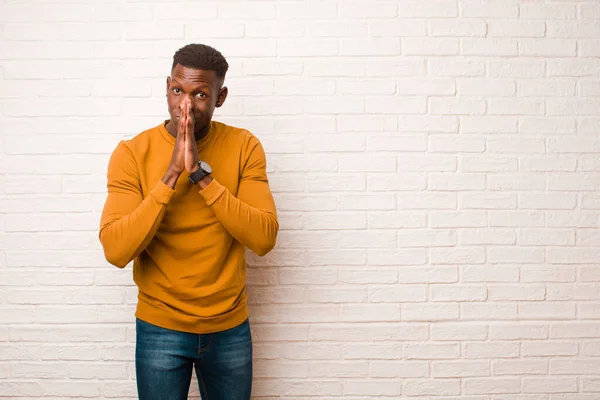 Jovem Negro Afro Americano Sentindo Preocupado Esperançoso Religioso Orando Fielmente — Fotografia de Stock