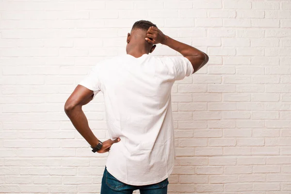 Hombre Negro Afroamericano Joven Pensando Dudando Rascándose Cabeza Sintiéndose Desconcertado — Foto de Stock