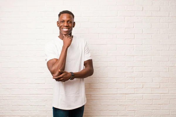 Νεαρός Αφροαμερικανός Μαύρος Άνδρας Χαμογελά Απολαμβάνει Ζωή Αισθάνεται Ευτυχισμένος Φιλικός — Φωτογραφία Αρχείου
