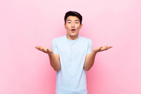 Genç Çinli Adam Açık Sözlü Şaşkın Şaşırmış Şaşırmış Düz Renkli — Stok fotoğraf