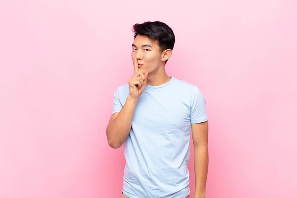 Genç Çinli Bir Adam Sessizlik Sessizlik Istiyor Parmaklarıyla Ağzının Önünde — Stok fotoğraf