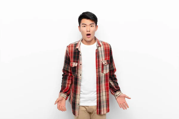 Ung Kinesisk Man Känner Sig Skräckslagen Och Chockad Med Munnen — Stockfoto