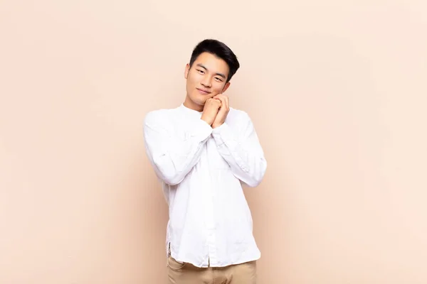 Jovem Chinês Homem Sentindo Amor Olhando Bonito Adorável Feliz Sorrindo — Fotografia de Stock