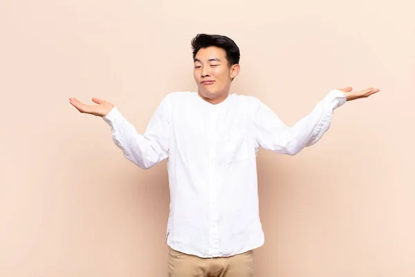 Jovem Chinês Homem Encolhendo Ombros Com Mudo Louco Confuso Confuso — Fotografia de Stock