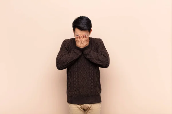 Joven Chino Sintiéndose Triste Frustrado Nervioso Deprimido Cubriendo Cara Con — Foto de Stock