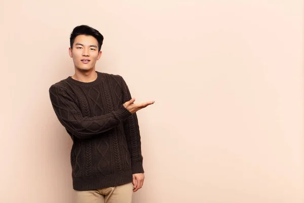Jonge Chinese Man Glimlachend Vrolijk Zich Gelukkig Voelen Tonen Een — Stockfoto