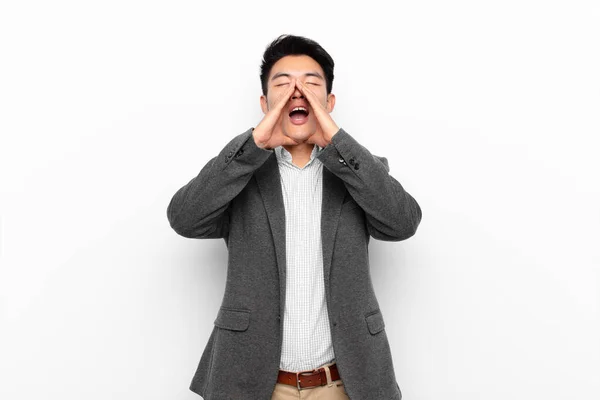 Jovem Chinês Homem Sentindo Feliz Animado Positivo Dando Grande Grito — Fotografia de Stock