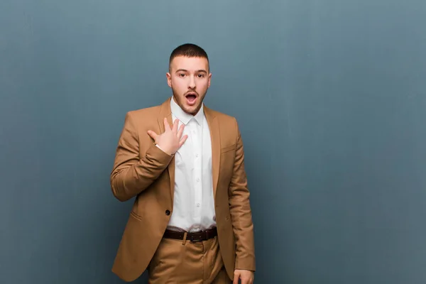 Jovem Homem Bonito Sentindo Chocado Surpreso Surpreso Com Mão Peito — Fotografia de Stock