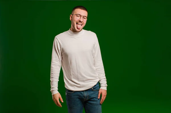 Jovem Homem Bonito Com Atitude Alegre Despreocupado Rebelde Brincando Furando — Fotografia de Stock