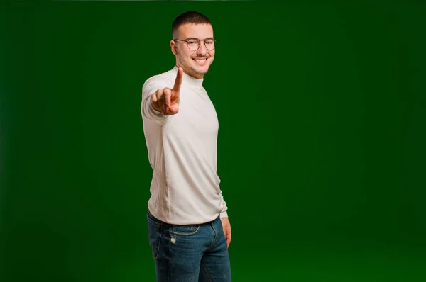 Jovem Bonito Homem Sorrindo Orgulhosamente Confiantemente Fazendo Número Pose Triunfante — Fotografia de Stock