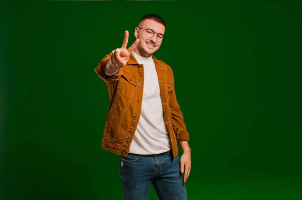 Jeune Bel Homme Souriant Regardant Amical Montrant Numéro Deux Deuxième — Photo