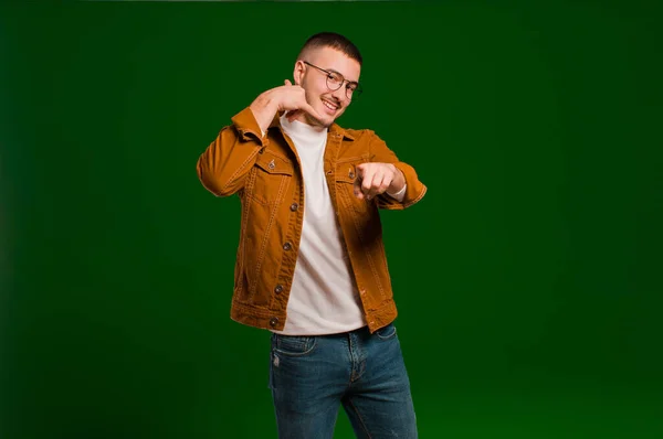 Junger Gutaussehender Mann Lächelt Fröhlich Und Zeigt Die Kamera Während — Stockfoto