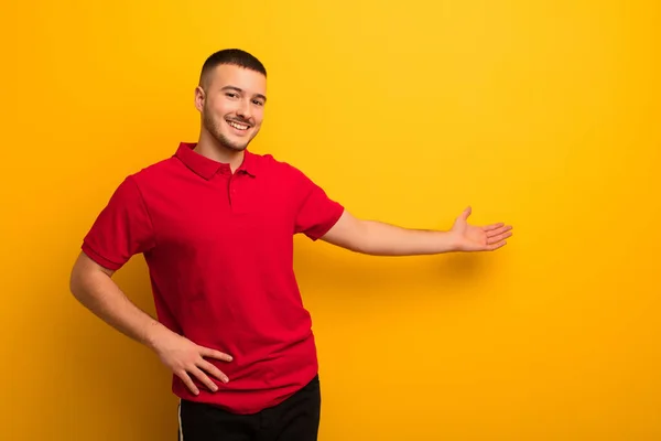 Jovem Bonito Homem Sentindo Feliz Alegre Sorrindo Acolhendo Você Convidando — Fotografia de Stock