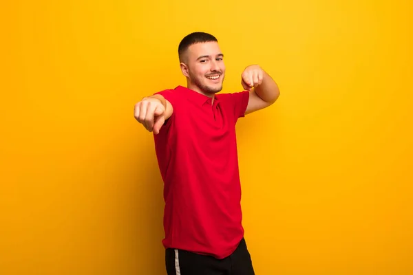 Jovem Bonito Homem Sentindo Feliz Confiante Apontando Para Câmera Com — Fotografia de Stock