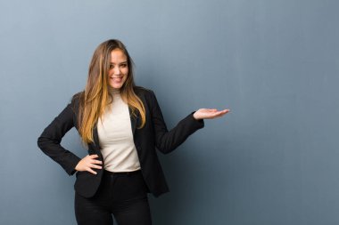 İş kadını gülümsemesi, kendine güveni, başarısı ve mutluluğu kenarda fotokopi alanında fikir ve konsepti gösteriyor.