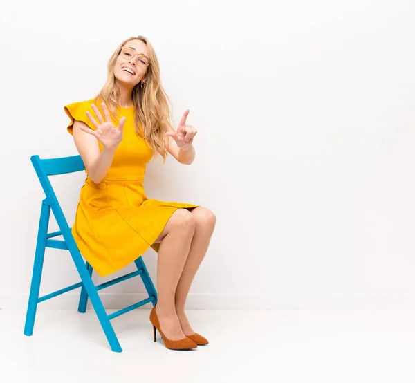 Jong Mooi Blond Vrouw Glimlachen Kijken Vriendelijk Tonen Nummer Zeven — Stockfoto