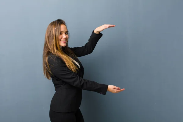 Empresária Sorrindo Sentindo Feliz Positiva Satisfeita Segurando Mostrando Objeto Conceito — Fotografia de Stock