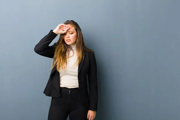 Affärskvinna Ser Stressad Trött Och Frustrerad Torka Svett Från Pannan — Stockfoto