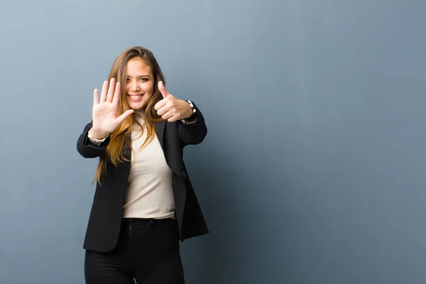 Empresária Sorrindo Olhando Amigável Mostrando Número Seis Sexto Com Mão — Fotografia de Stock