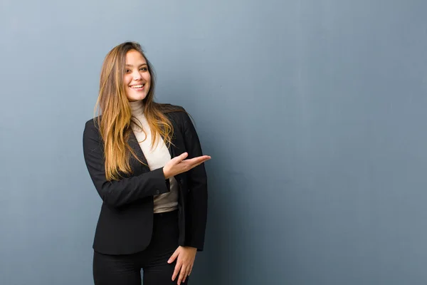 Zakenvrouw Glimlachen Vrolijk Zich Gelukkig Voelen Tonen Een Concept Kopieerruimte — Stockfoto