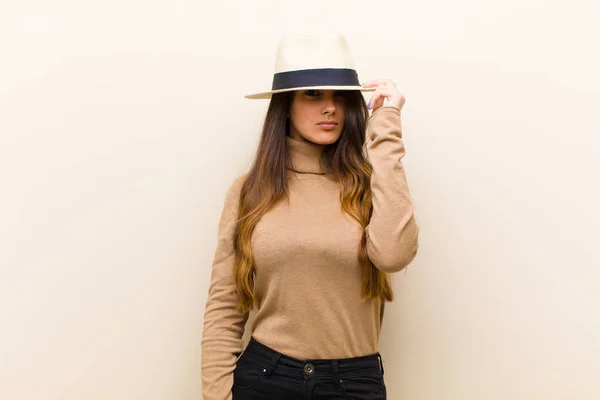 Joven Bonita Mujer Usando Sombrero Paja — Foto de Stock