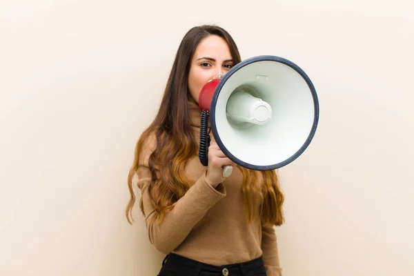 Jeune Jolie Femme Avec Mégaphone — Photo