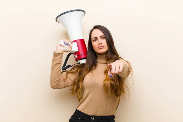 Jovem Mulher Bonita Com Megafone — Fotografia de Stock