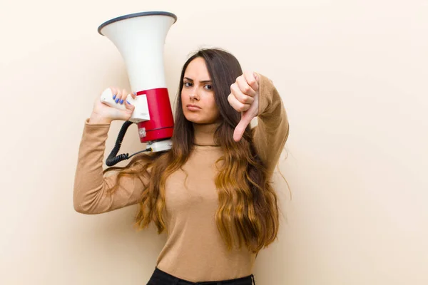 Jong Mooi Vrouw Met Een Megafoon — Stockfoto