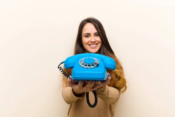 Jovem Mulher Bonita Com Telefone Vintage Azul — Fotografia de Stock