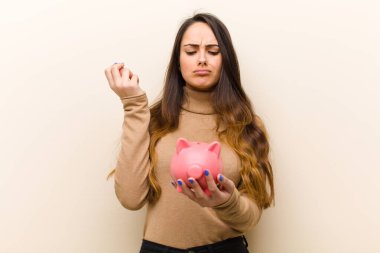 Kumbaralı genç ve güzel bir kadın.